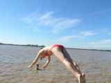 Certains osent se baigner dans l'estuaire de la Gironde... C'est une sorte de bain de boue, en plus liquide!
