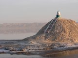 Reflet de collines sur le lac de sel de Chott el Jerid (Tunisie) au petit matin.
