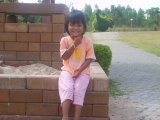 Petite fille d'une caddy au golf en Thailande.