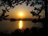 Coucher de soleil sur la Baie d'Along un moment vraiment inoubliable.