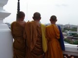Rencontre fortuite avec 3 bonzes dans les hauteurs de Bangkok.