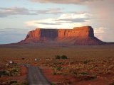 Monument Valley (USA), la route au coucher du soleil...