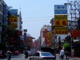Direction le quartier chinois de Bangkok... mais difficile de rester concentrer sur la route avec tant d'enseignes publicitaires