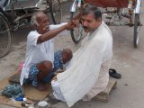 Coiffeur pour homme en Inde.