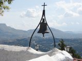 (GRECE - ile de RHODES )
cloche d'une petite chapelle en haut de 300 marches , sorte de chemin de croix et de la on peut voir un super panorama  sur la cote sauvage de l'ile de rhodes