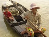 Jeune femme Cambodgienne avec son enfant.
