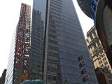 L'architecte de ce gratte-ciel s'est permis une fantaisie urbanistique...