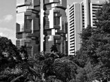 Etranges colosses de verre et d'acier autour de Hong Kong park...