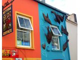 Dans une rue de Dingle, en Irlande.