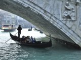 Gondolier. Quoi de plus romantique que de visiter la lagune et les canaux de Venise en gondole !