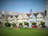 Les magnifiques maisons victoriennes de San Francisco qui contrastent avec la ville moderne au loin. Ou encore le contraste entre le vert de la pelouse et les couleurs des maisons.