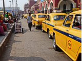 Les taxis attendent le client, devant la gare Howrah de Kolkata (Calcutta) Inde.