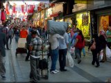 Dans une rue d'Istambul vers le grand bazar !!