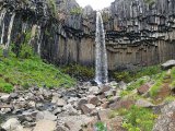 La &quot;Svartifoss&quot;, une modeste cascade Islandaise dans un environnement de formations d'orgues basaltiques.