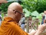 Laos. Un moine est en admiration devant les &quot;Kuang Si Fall&quot;