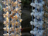 Voici une photo de colliers avec des coquillages prise en Inde dans une rue de Pondichery..