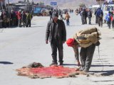 Vendeur de peau de yak au Tibet